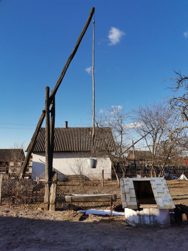 Vandens gręžinys privačiame sklype ir jo įrengimui naudojama gręžimo įranga.