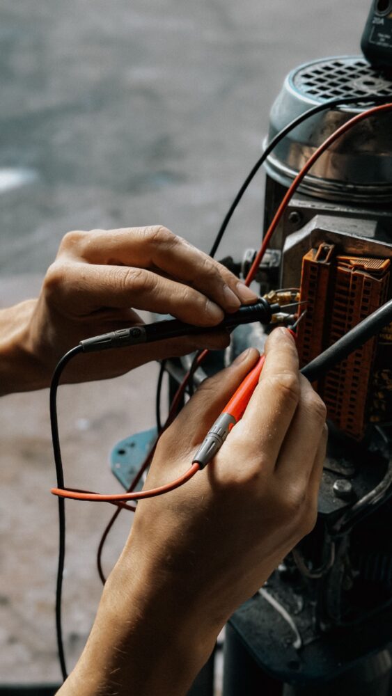 Elektros variklis pramoninėje aplinkoje, naudojamas mechaninei įrangai ir gamybos procesams